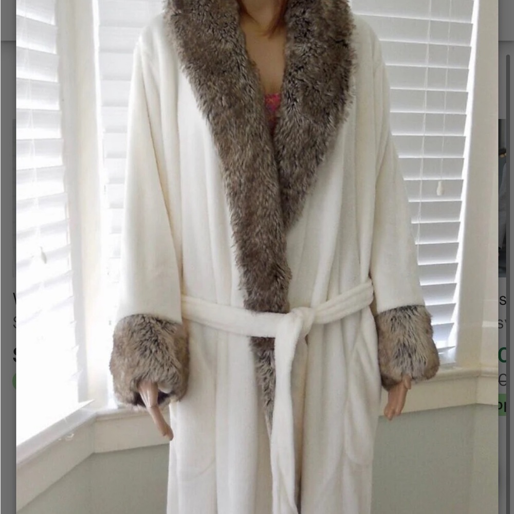 Women’s Plush Robe New!  Never worn ONE SIZE